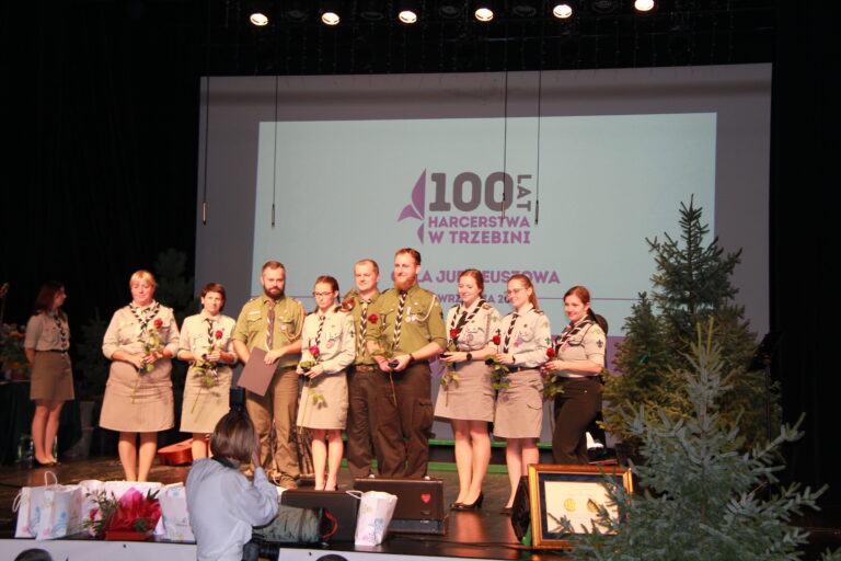 Wyróżnieni instruktorzy podczas Gali 100-lecia Harcerstwa w Trzebini
