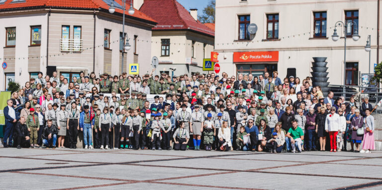 Zdjęcie grupowe po obchodach 100-lecia Harcerstwa w Trzebini